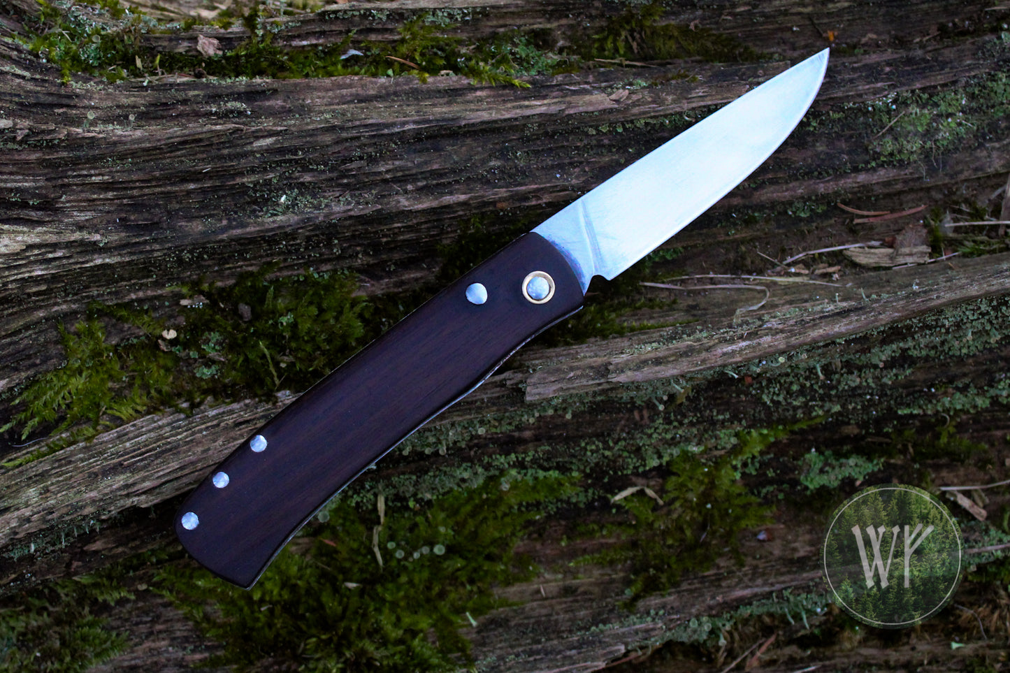 Hand-forged dual-detente folder with 01 Tool Steel blade, Titanium Liners and Rosewood Handle / Non-locking UK Legal Carry